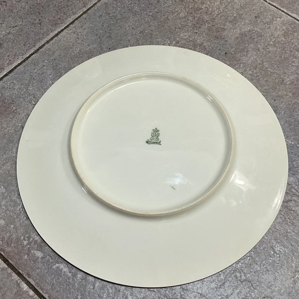 Elegant Cream and Gold Dinner Plate